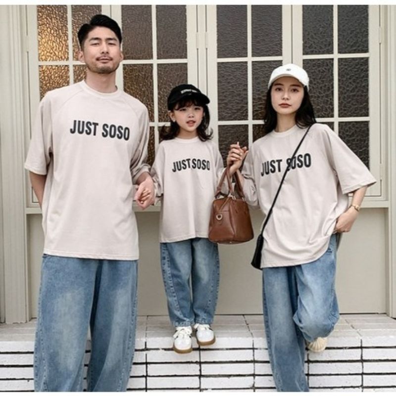 Nhóm bạn hoặc gia đình sử dụng áo thun cổ tròn khi đi chơi