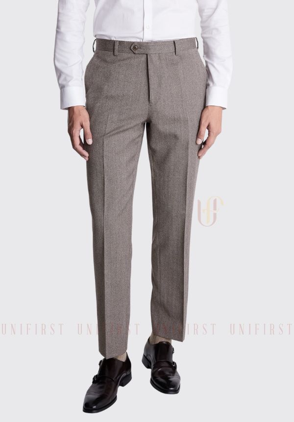 Quần tây nam trong hình là nâu be